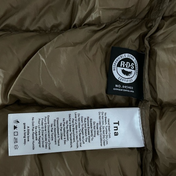 TNA The Little Puff Packable Jacket - Picture 6 of 7